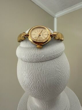 Vintage Timex Women's Gold Bracelet Watch with Round Dial